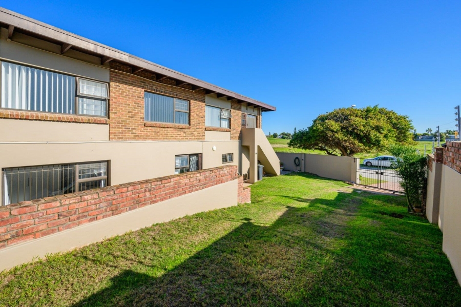 8 Bedroom Property for Sale in Summerstrand Eastern Cape